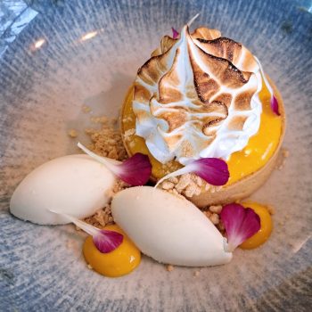 tarta z mango, meringą i białą czekoladą